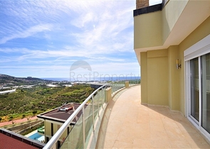 Трёхэтажная вилла c собственным бассейном