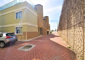 Трёхэтажная вилла c собственным бассейном