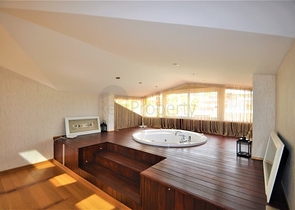 Трёхэтажная вилла c собственным бассейном