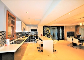 Трёхэтажная вилла c собственным бассейном