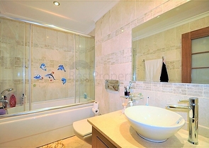 Трёхэтажная вилла c собственным бассейном