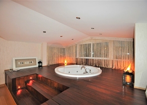 Трёхэтажная вилла c собственным бассейном