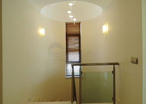 Трёхэтажная вилла c собственным бассейном