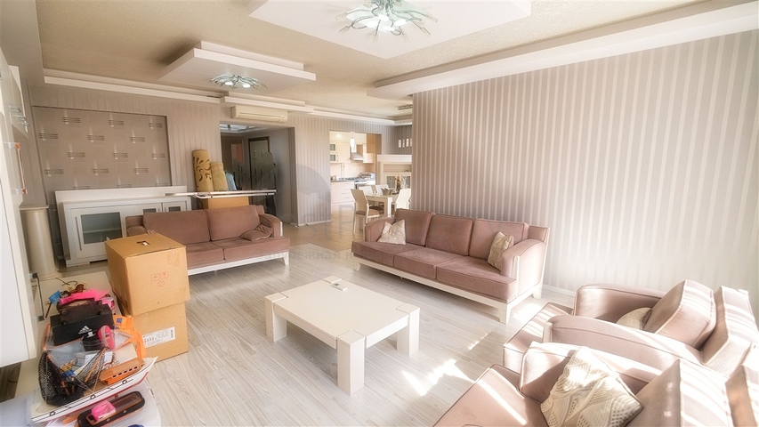 Просторная квартира 3+1 в Алтынкуме Анталья