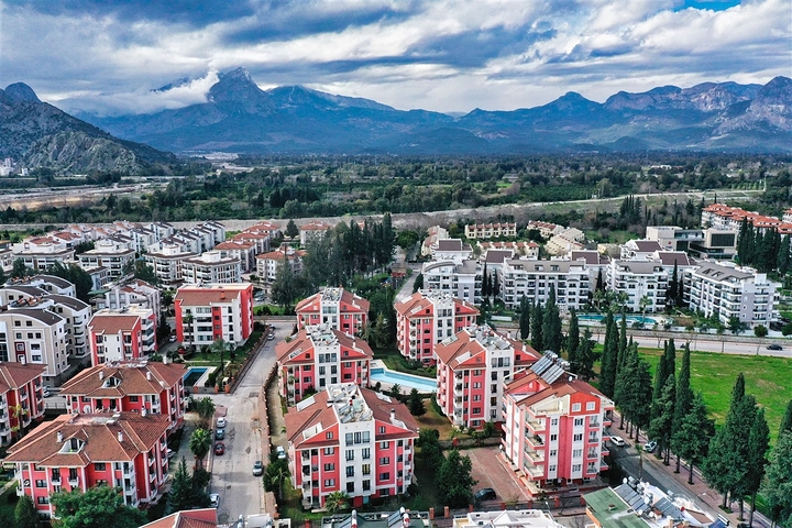 Просторная квартира 3+1 в Алтынкуме Анталья