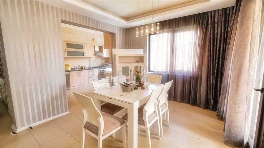 Просторная квартира 3+1 в Алтынкуме Анталья