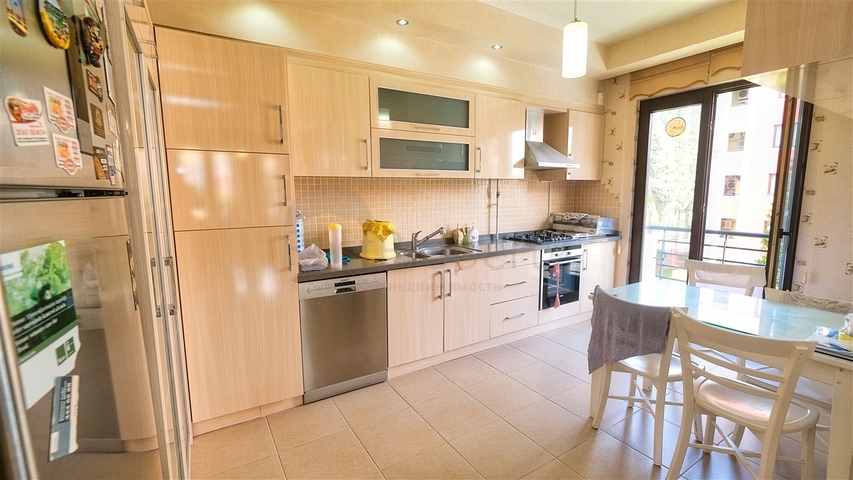 Просторная квартира 3+1 в Алтынкуме Анталья