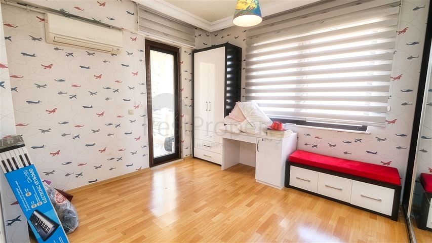 Просторная квартира 3+1 в Алтынкуме Анталья