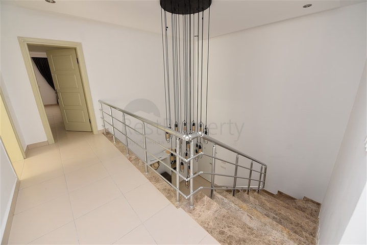 Меблированный пентхаус планировки 4+1