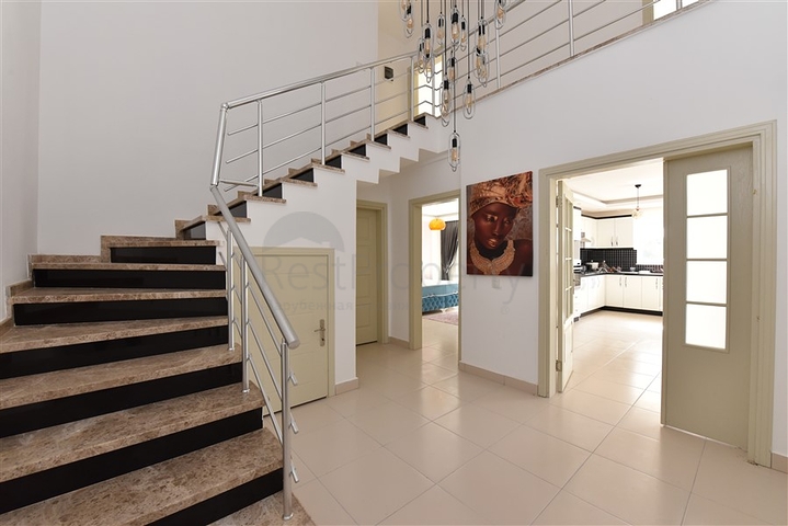 Меблированный пентхаус планировки 4+1