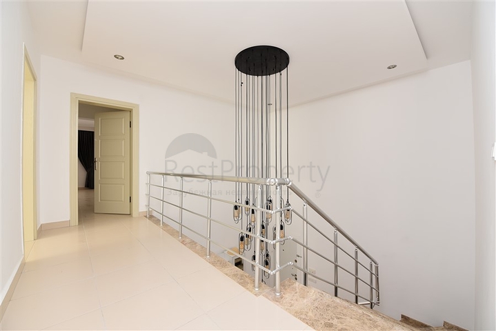 Меблированный пентхаус планировки 4+1