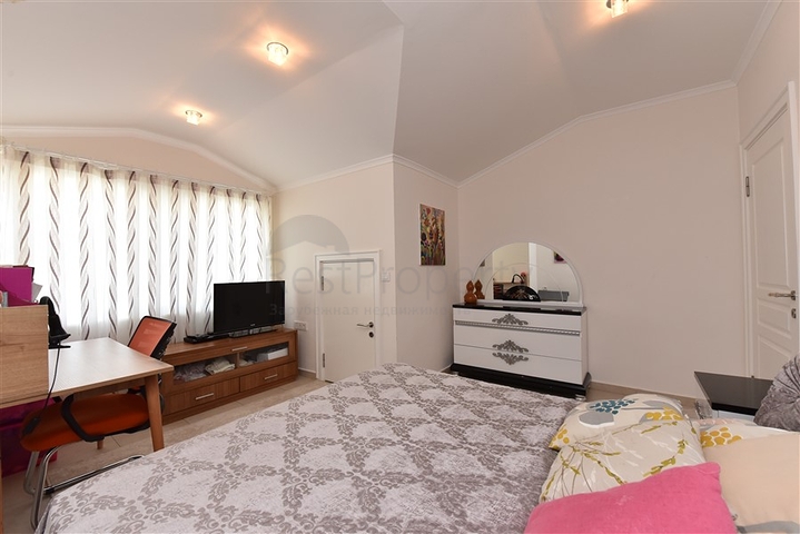 Меблированный пентхаус планировки 4+1