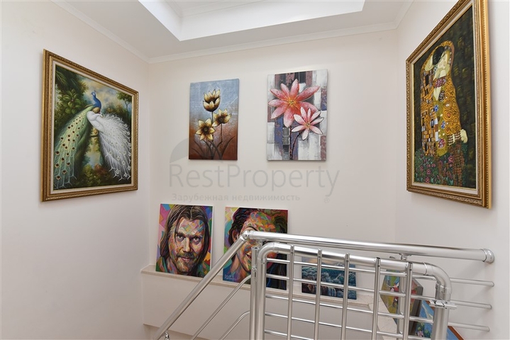 Меблированный пентхаус планировки 4+1