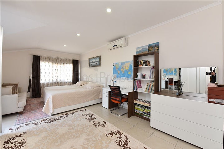 Меблированный пентхаус планировки 4+1