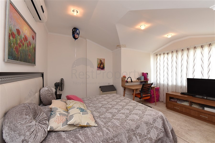 Меблированный пентхаус планировки 4+1