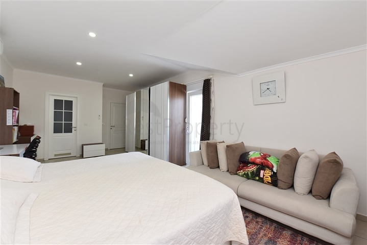 Меблированный пентхаус планировки 4+1