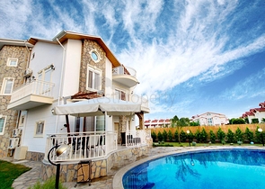 Вилла 4+1 с бассейном в пешей доступности к пляжу в Белеке