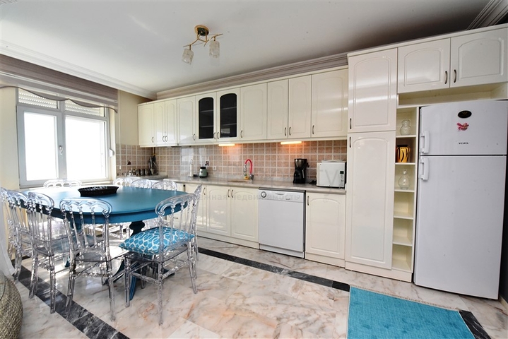 Трехкомнатная квартира с видом на море