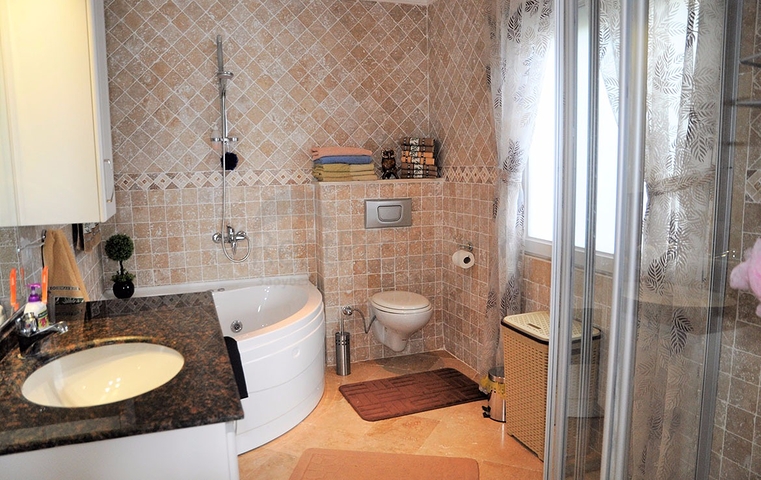 Двухэтажная вилла с видом на море