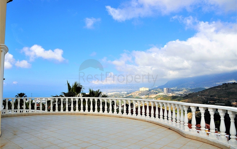 Двухэтажная вилла с видом на море