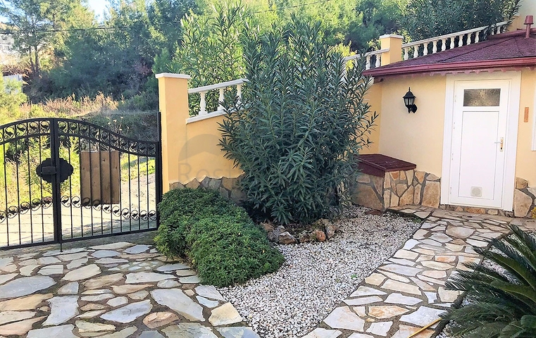 Двухэтажная вилла с видом на море