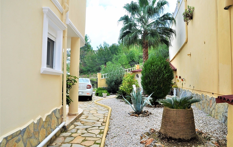 Двухэтажная вилла с видом на море