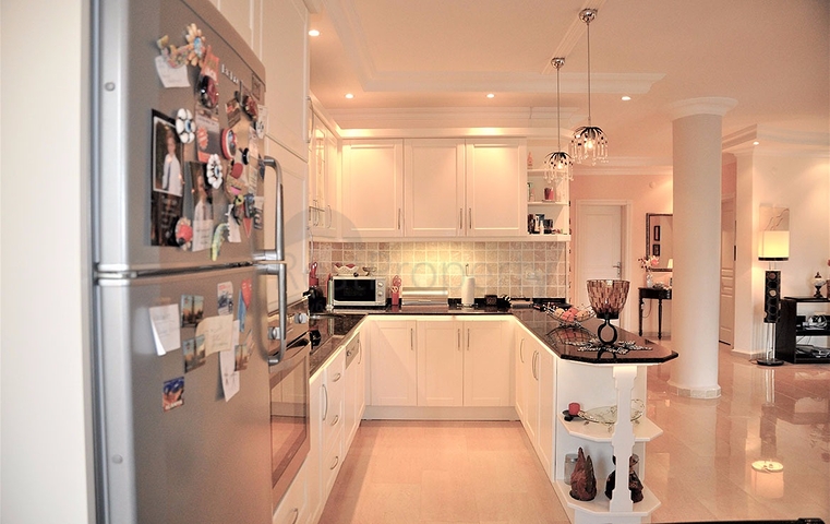 Двухэтажная вилла с видом на море