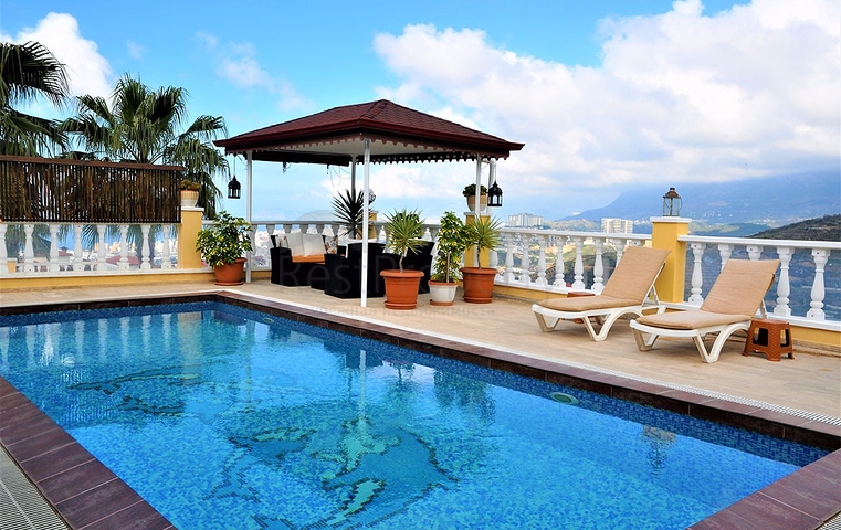 Двухэтажная вилла с видом на море