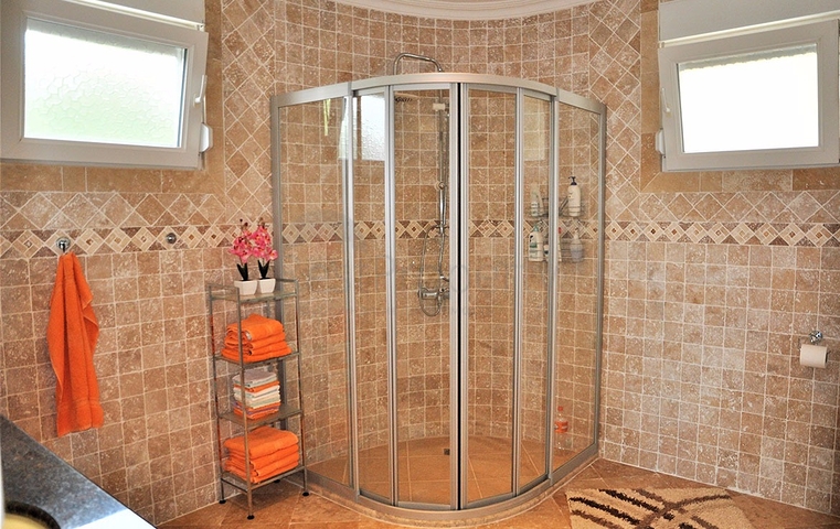 Двухэтажная вилла с видом на море