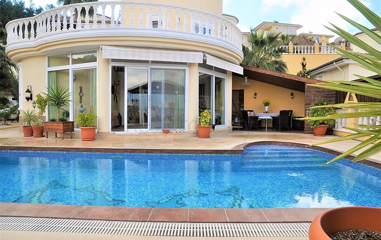 Двухэтажная вилла с видом на море