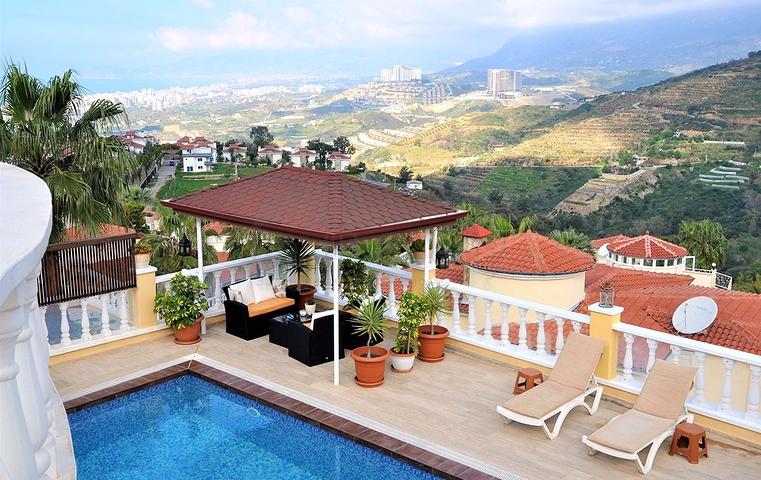 Двухэтажная вилла с видом на море