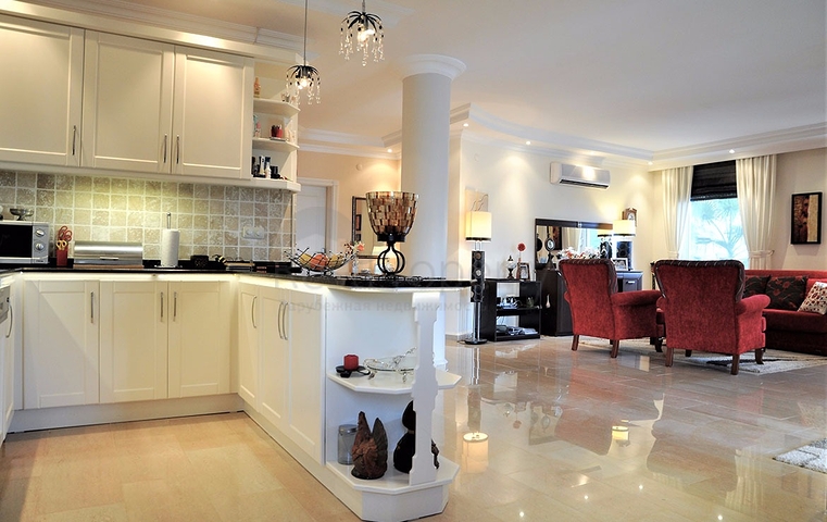 Двухэтажная вилла с видом на море