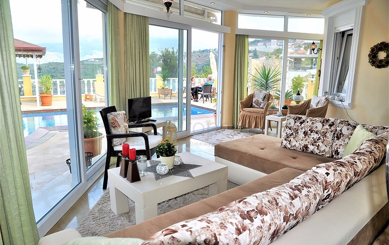 Двухэтажная вилла с видом на море