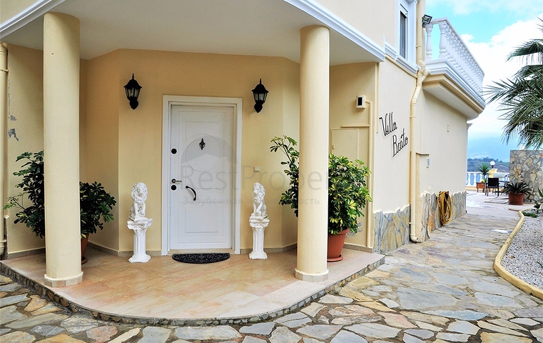 Двухэтажная вилла с видом на море