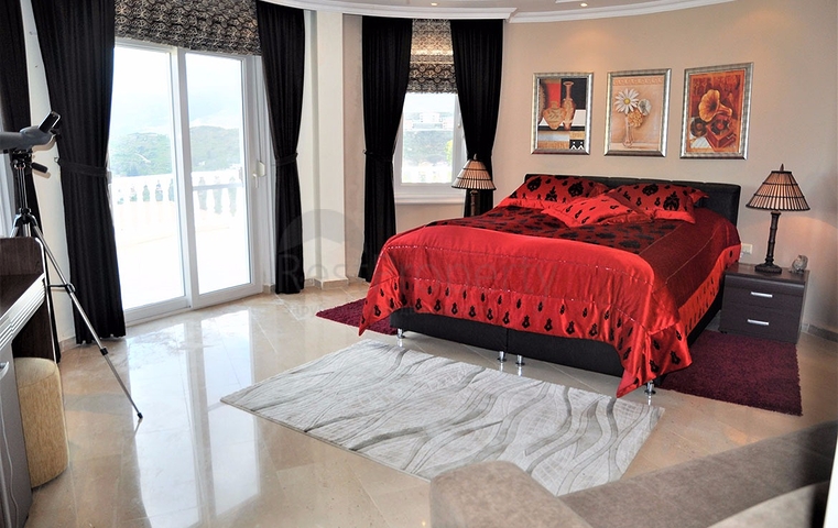 Двухэтажная вилла с видом на море