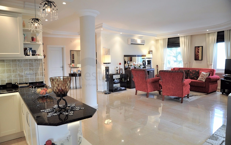 Двухэтажная вилла с видом на море