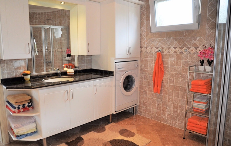 Двухэтажная вилла с видом на море