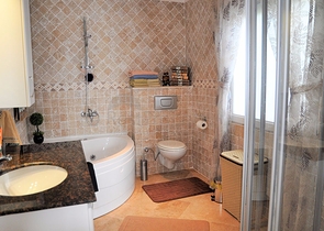 Двухэтажная вилла с видом на море