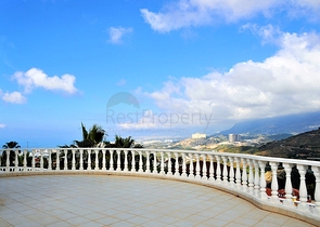 Двухэтажная вилла с видом на море