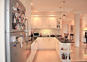 Двухэтажная вилла с видом на море