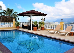 Двухэтажная вилла с видом на море