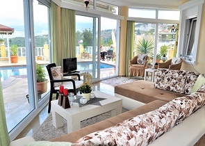 Двухэтажная вилла с видом на море