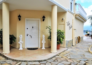 Двухэтажная вилла с видом на море