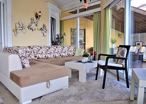 Двухэтажная вилла с видом на море