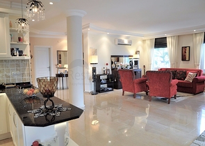 Двухэтажная вилла с видом на море