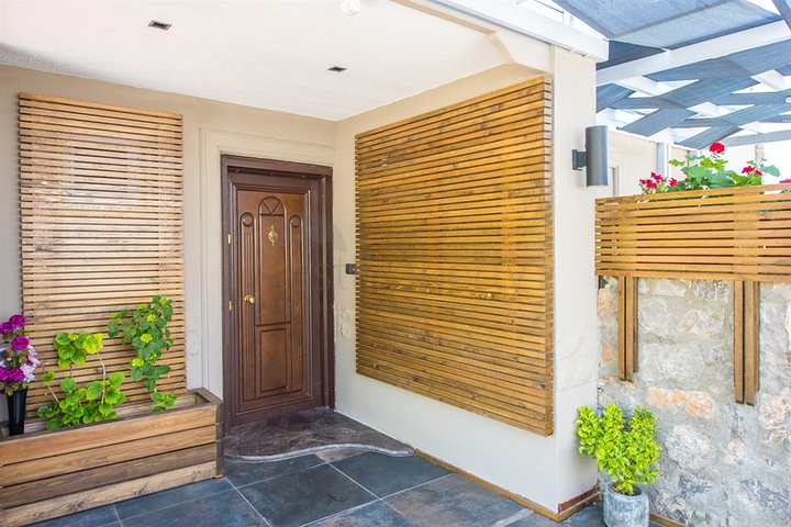 Вилла 3+1 с мебелью с личным бассейном в Оваджике Фетхие