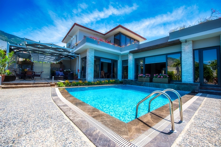 Вилла 3+1 с мебелью с личным бассейном в Оваджике Фетхие