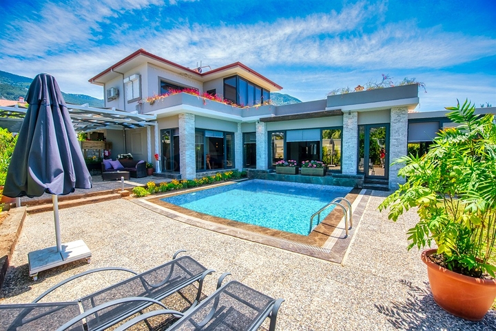 Вилла 3+1 с мебелью с личным бассейном в Оваджике Фетхие