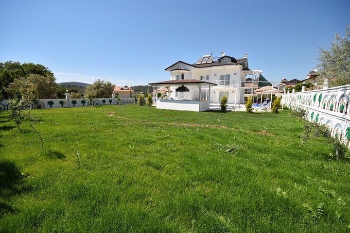 Просторная вилла 6+1 с личным бассейном в Фетхие