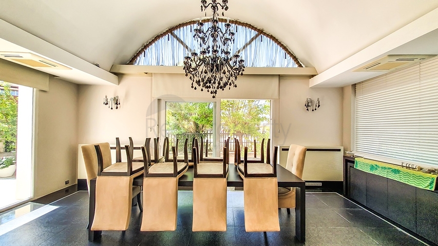 Элитная вилла с 5 спальнями в центре Фетхие